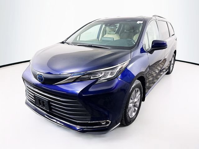 Used 2022 Toyota Sienna XLE image 3