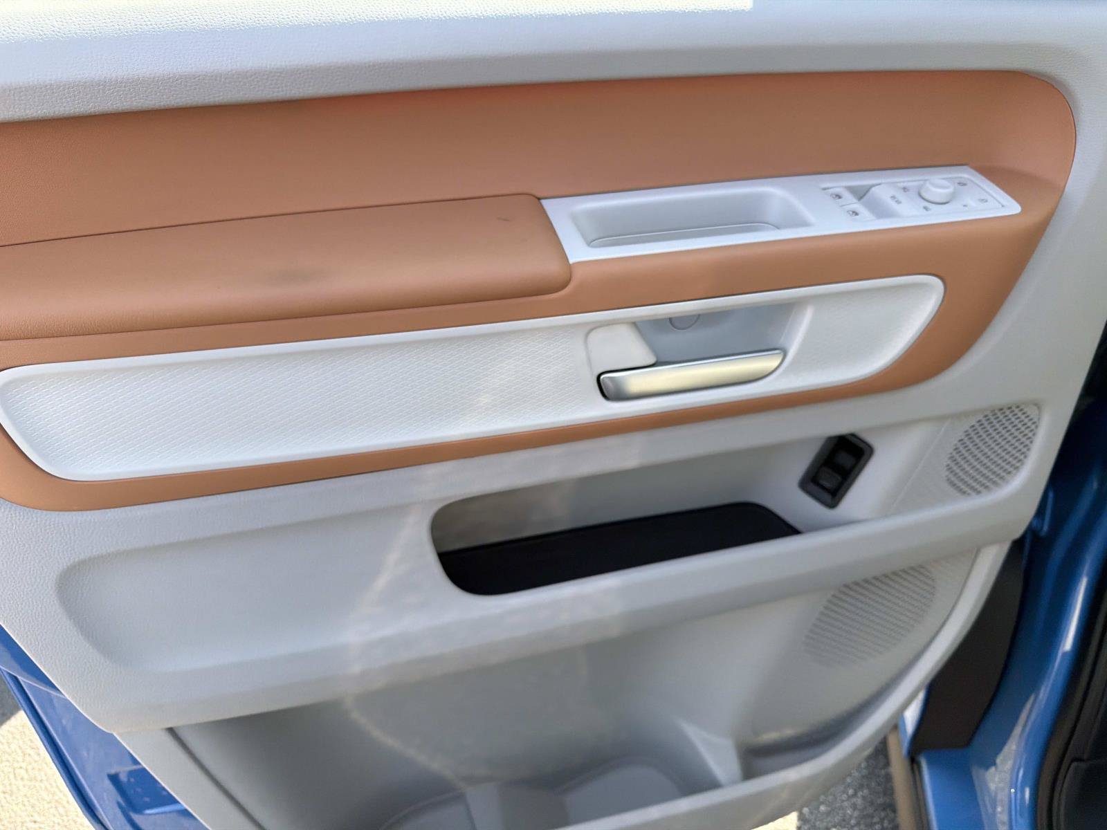 Certified 2025 Volkswagen ID. Buzz Pro S Plus AWD/4WD image 12