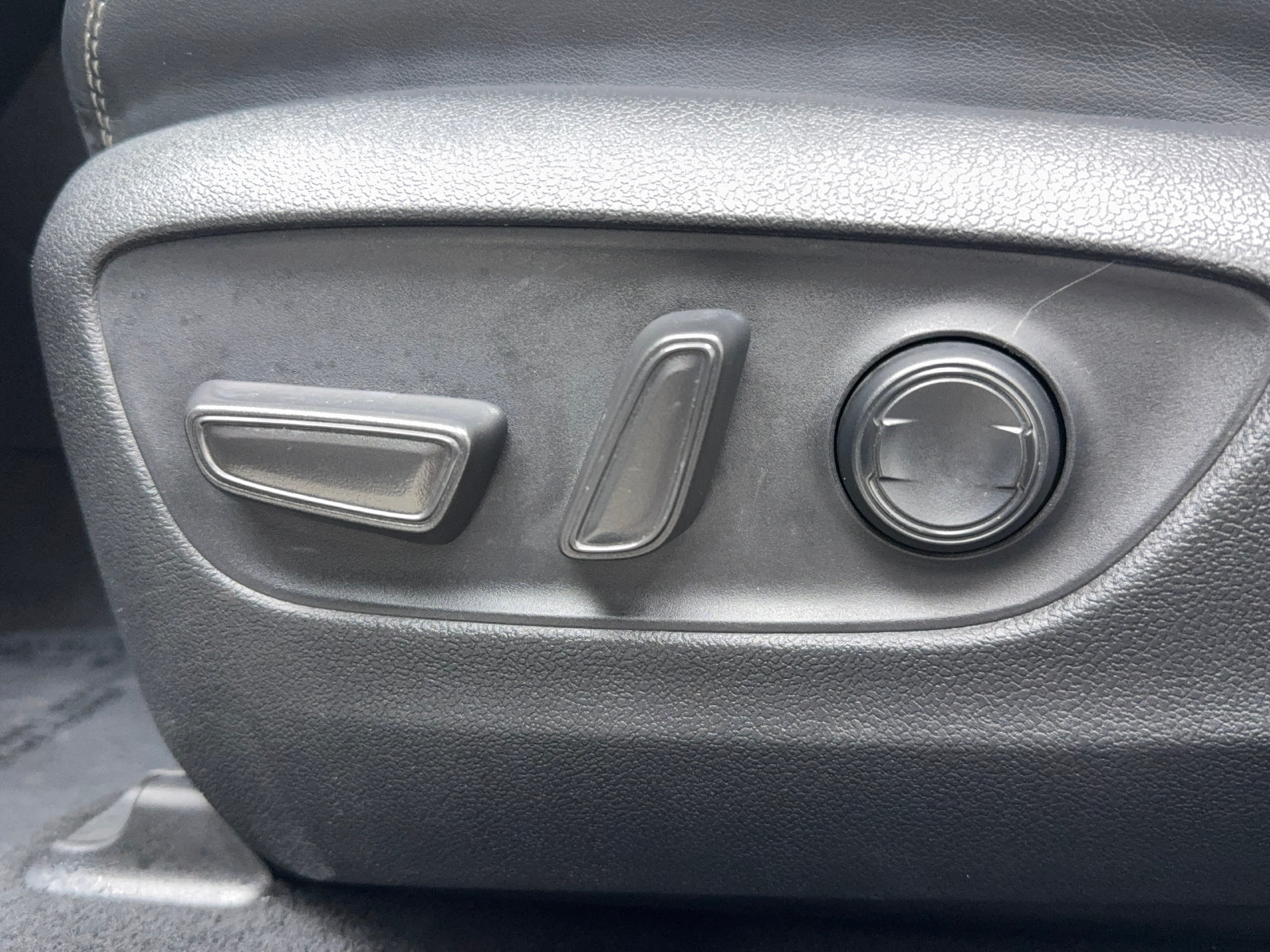 Used 2020 Toyota RAV4 XLE Premium FWD image 19