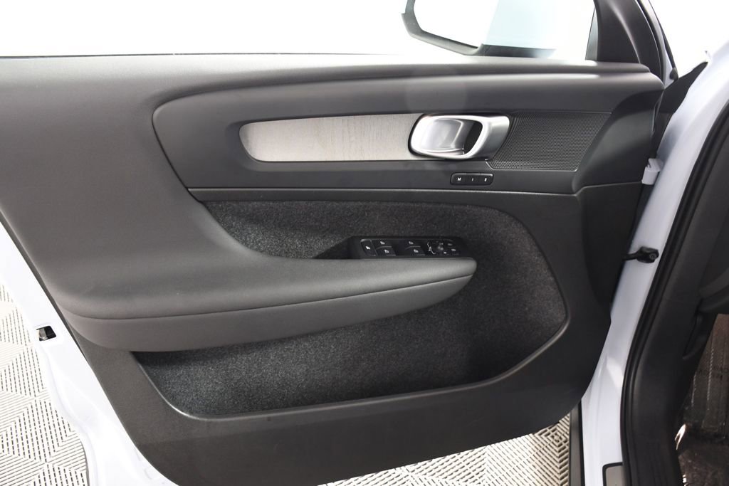 Used 2025 Volvo XC40 B5 Core image 14