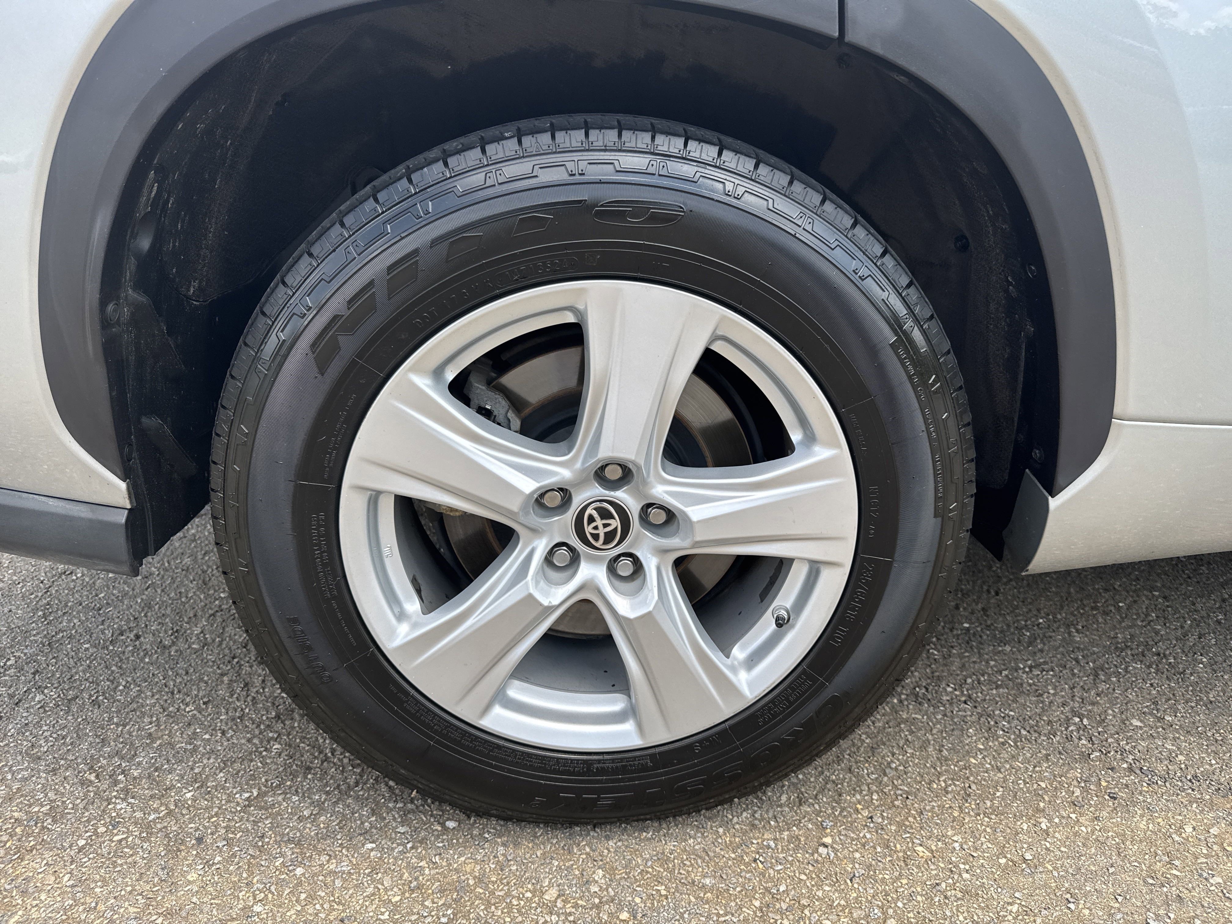 Used 2020 Toyota Highlander LE image 17