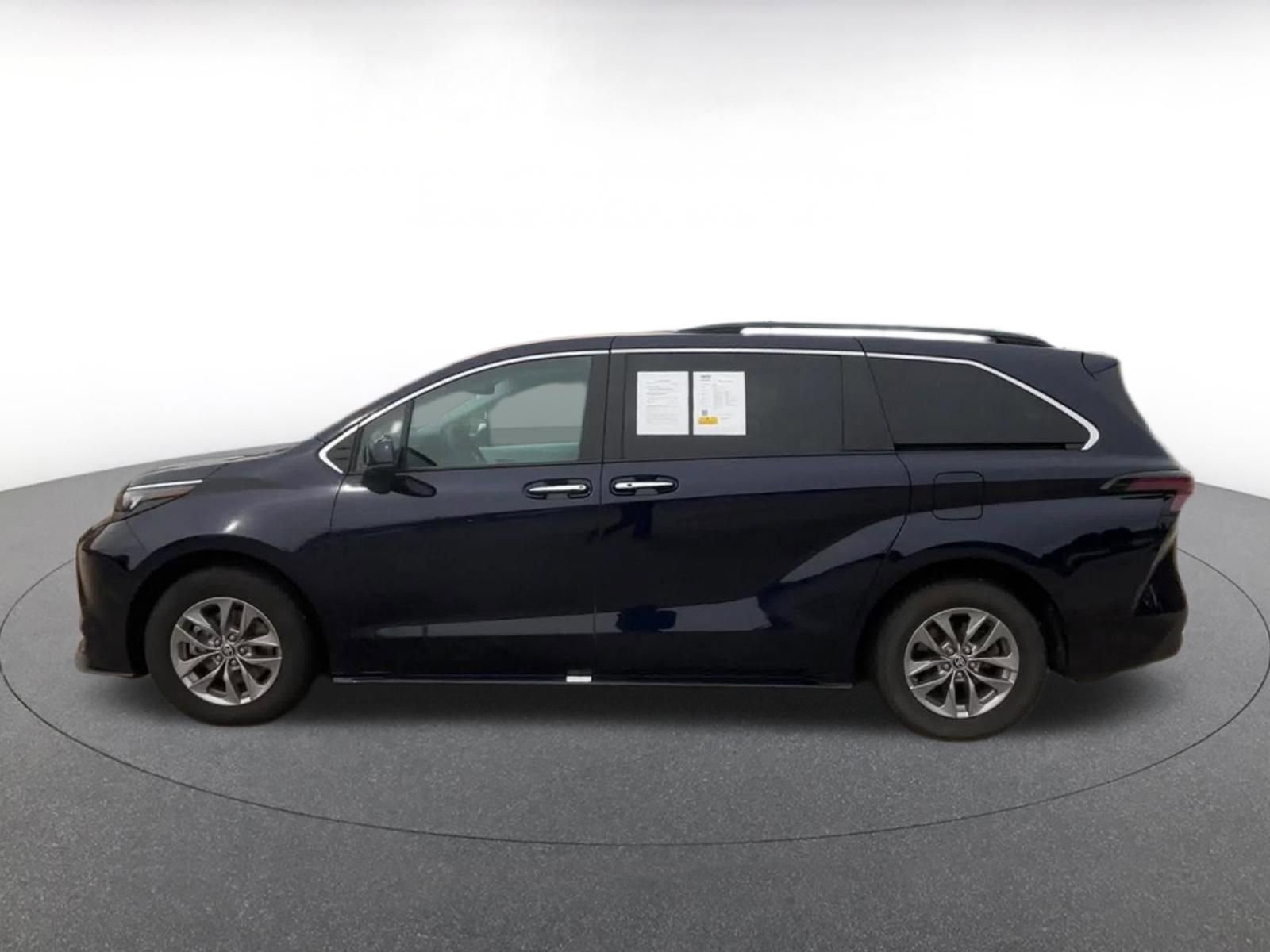 Used 2025 Toyota Sienna XLE FWD image 9