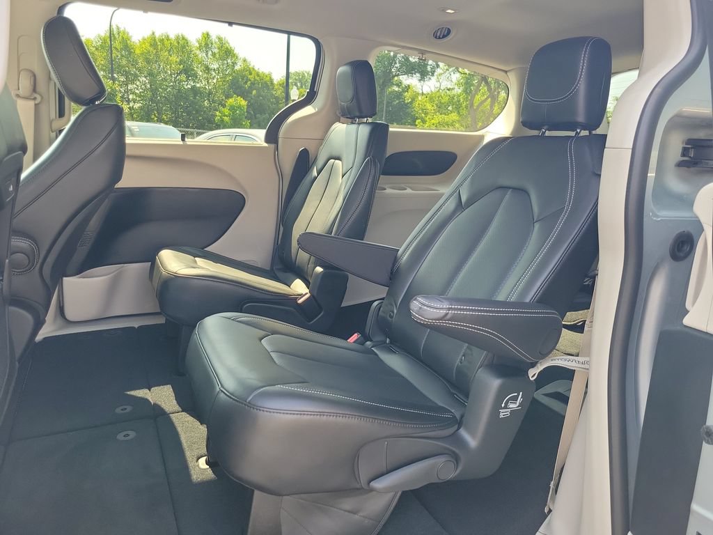 Certified 2024 Chrysler Pacifica Touring-L FWD image 10