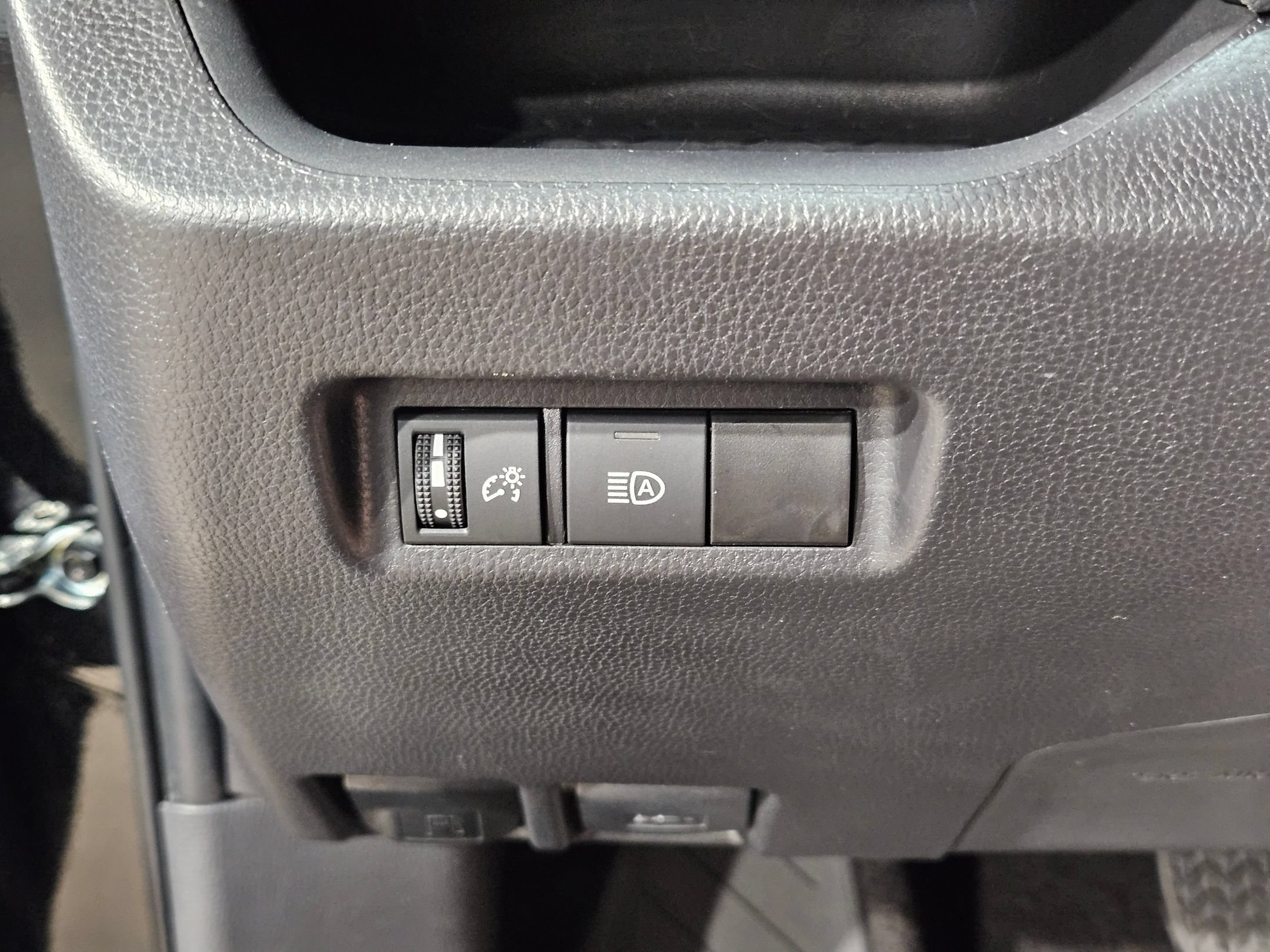 Used 2025 Toyota RAV4 XLE FWD image 25