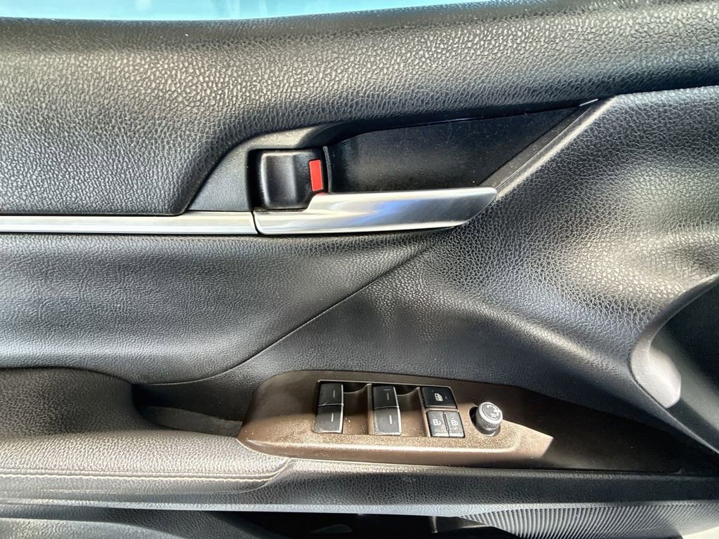 Used 2022 Toyota Camry XSE FWD image 15