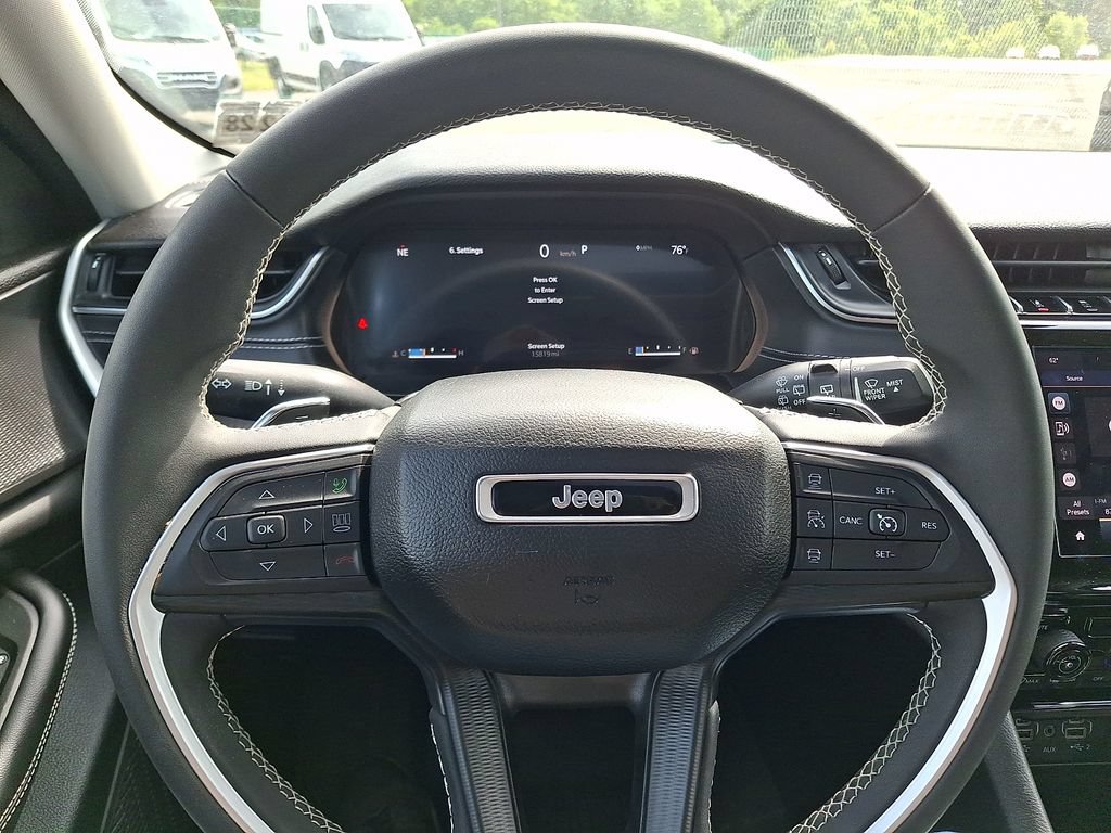 Used 2023 Jeep Grand Cherokee Laredo X AWD/4WD image 19