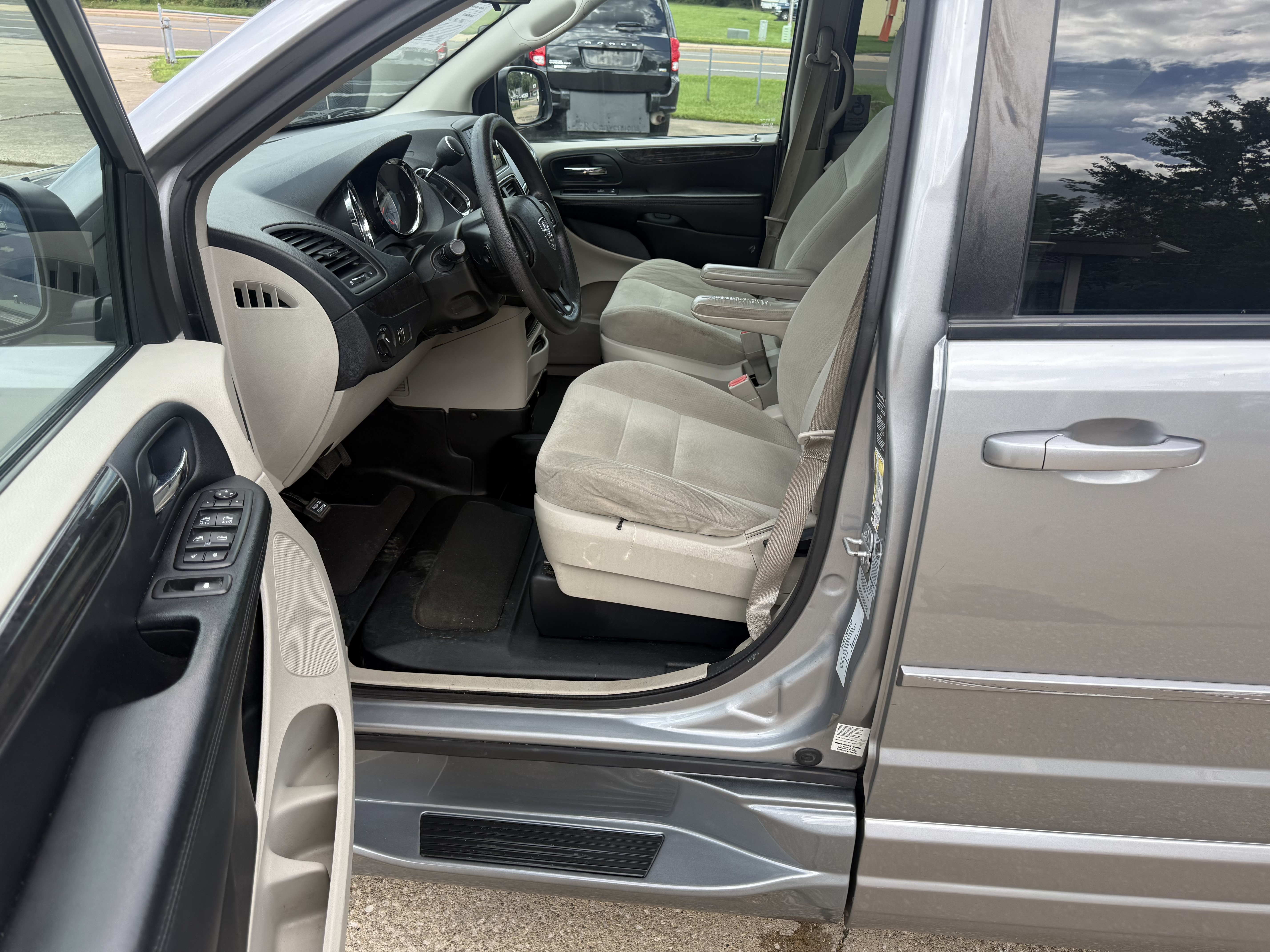 Used 2015 Dodge Grand Caravan SE w/ Quick Order Package 29E SE FWD image 12