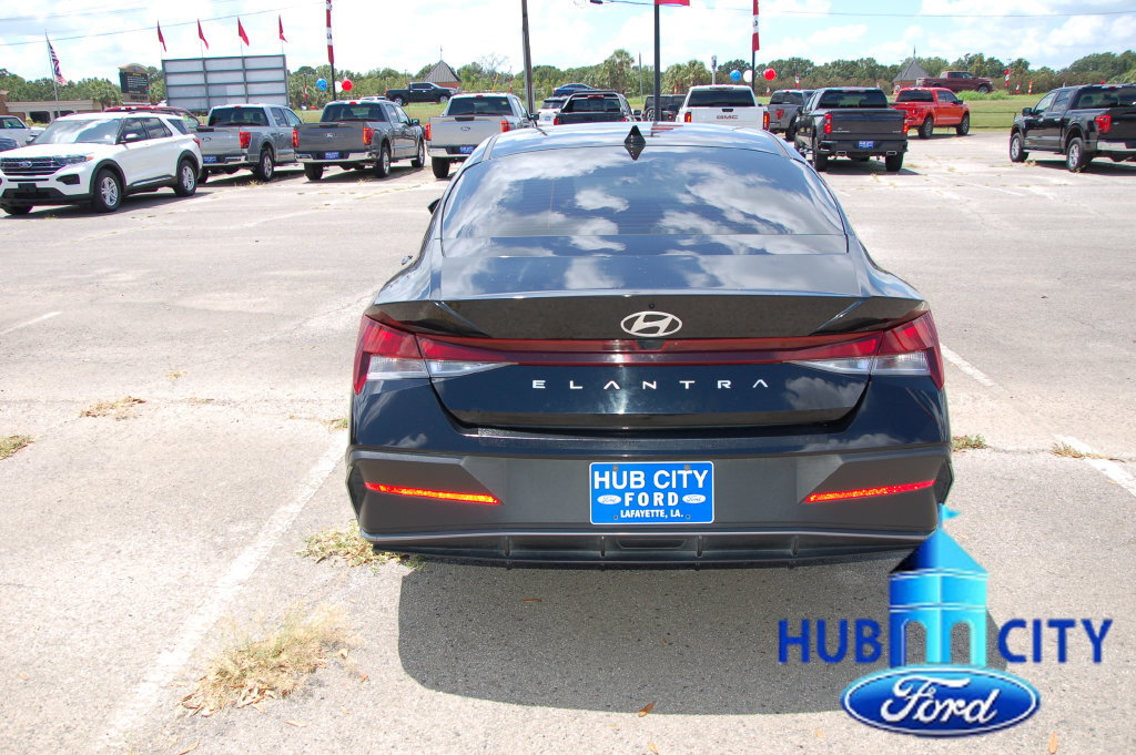 Used 2024 Hyundai Elantra SEL FWD image 4