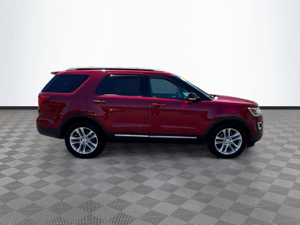 Used 2016 Ford Explorer XLT w/ Equipment Group 202A AWD/4WD image 32