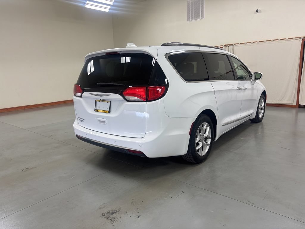 Used 2018 Chrysler Pacifica Touring-L w/ Tire & Wheel Group FWD image 8