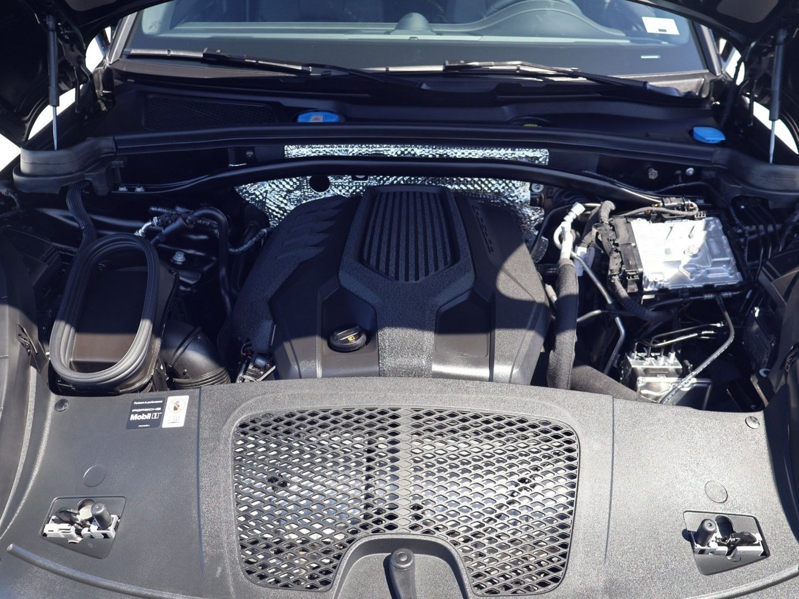 Certified 2026 Porsche Macan AWD/4WD image 26