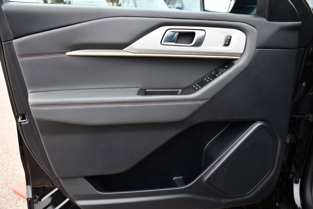 Used 2025 Ford Explorer Active AWD/4WD image 22