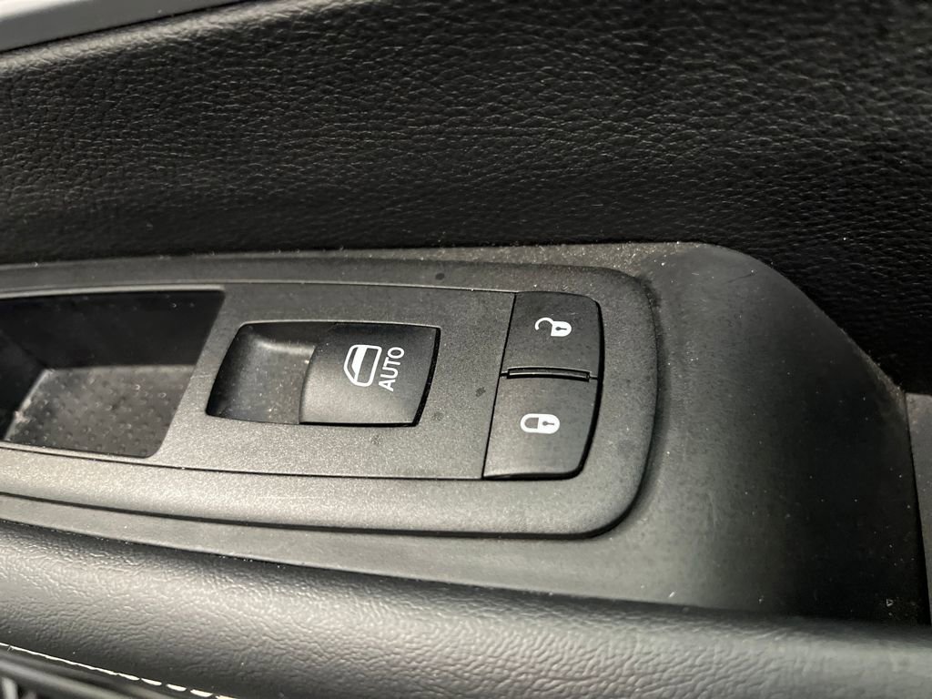 Used 2025 Chrysler Pacifica Limited image 34