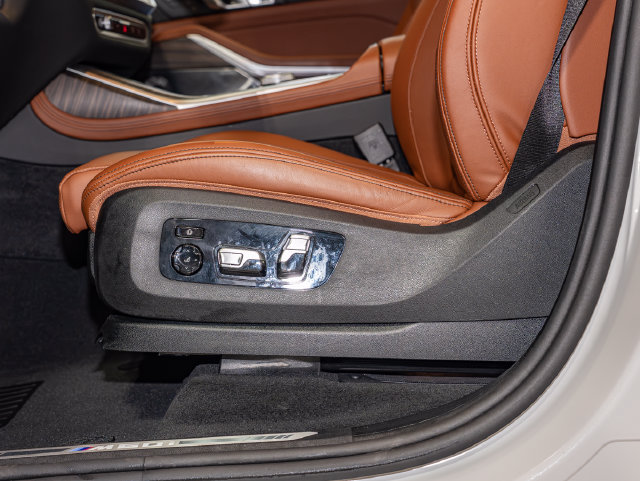 Used 2025 BMW X7 M60i AWD/4WD image 15