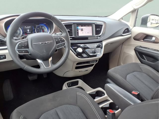 Used 2023 Chrysler Voyager LX FWD image 5