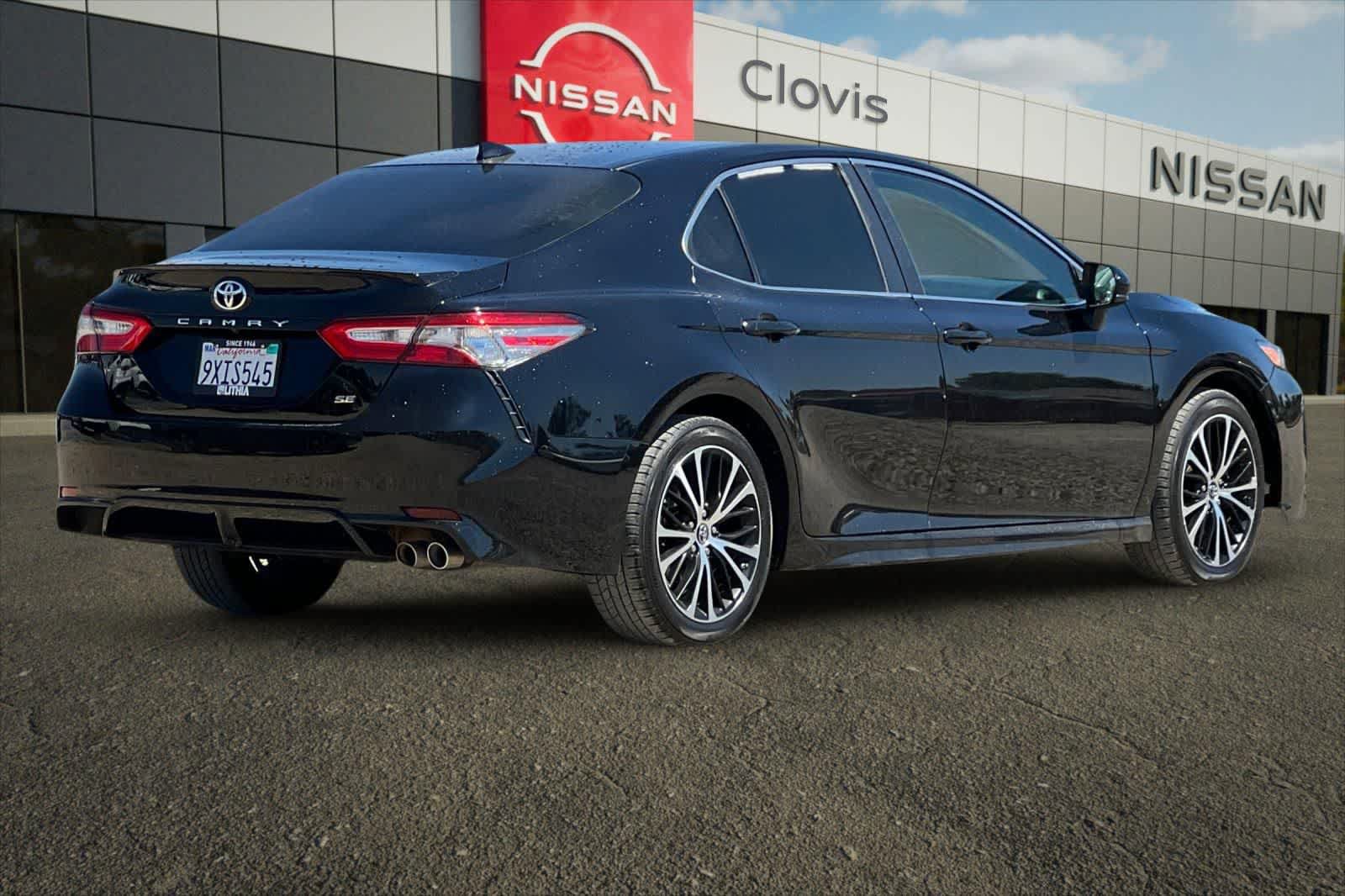 Used 2019 Toyota Camry SE FWD image 3