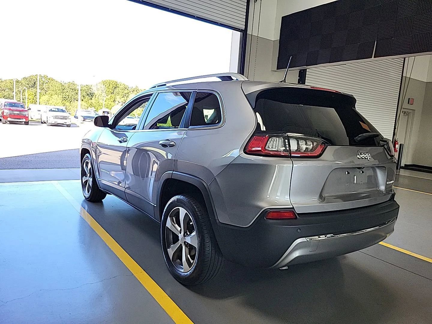 Used 2020 Jeep Cherokee Limited image 2