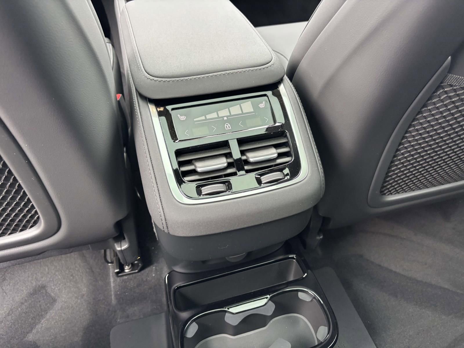 New 2026 Volvo XC90 B6 Plus w/ Protection Package Premier image 32