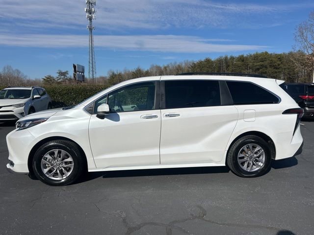 Used 2024 Toyota Sienna XLE image 10