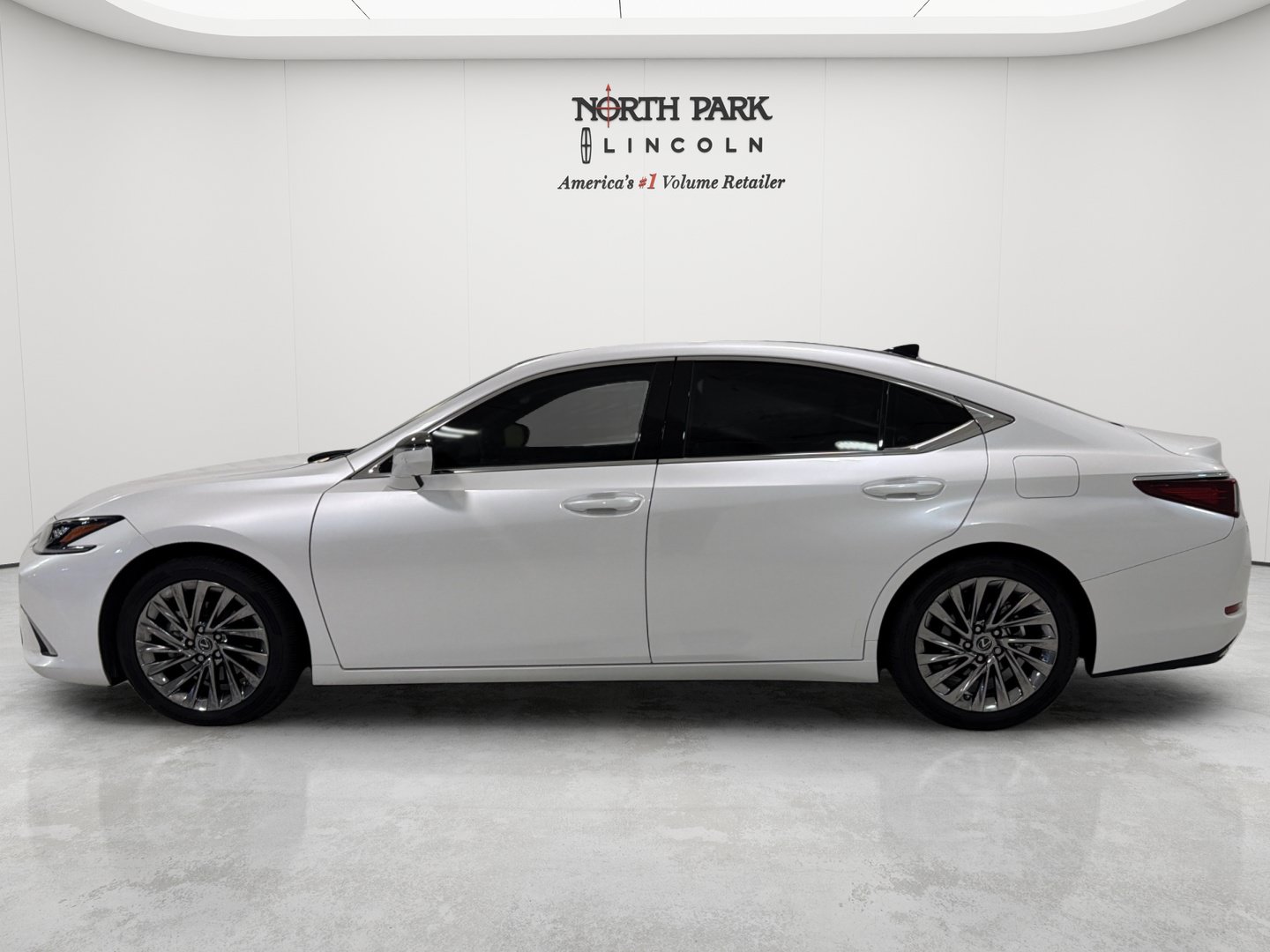 Used 2025 Lexus ES 350 Ultra Luxury w/ Accessory Package (Z2) FWD image 2