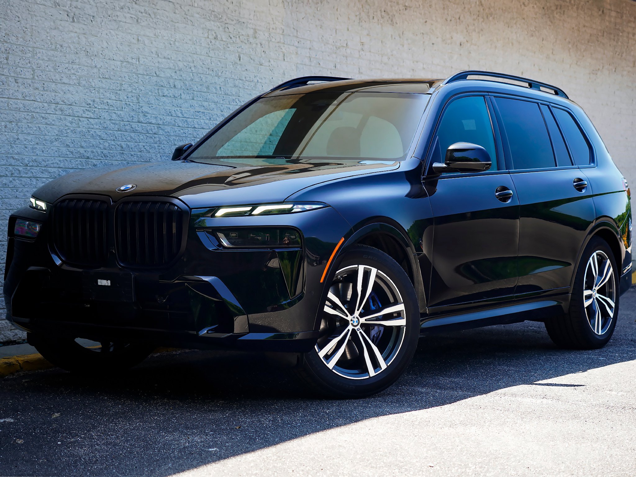 Used 2024 BMW X7 xDrive40i w/ M Sport Package AWD/4WD image 2