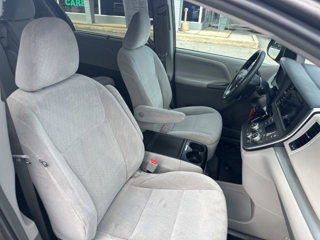 Used 2017 Toyota Sienna LE image 21