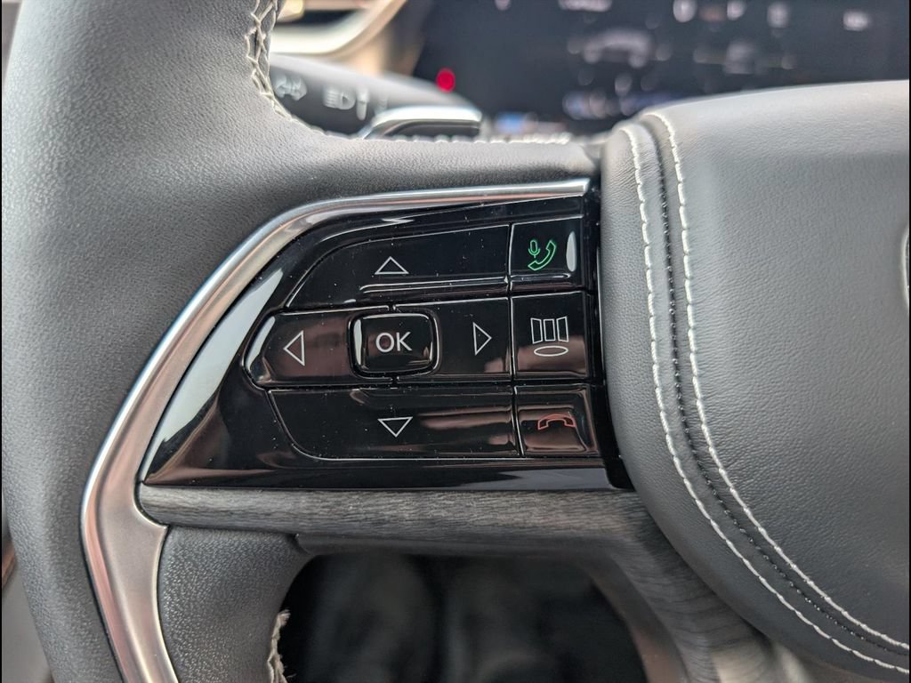 Used 2025 Jeep Grand Cherokee Overland w/ Luxury Tech Group IV AWD/4WD image 14