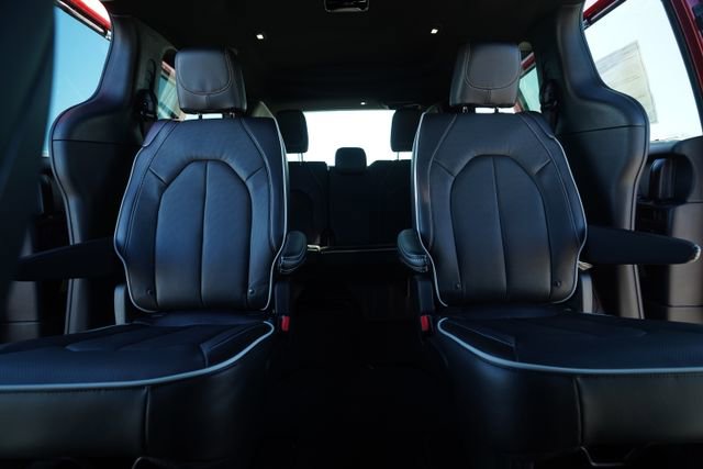 New 2026 Chrysler Pacifica Limited w/ Uconnect Theater Family Group image 34