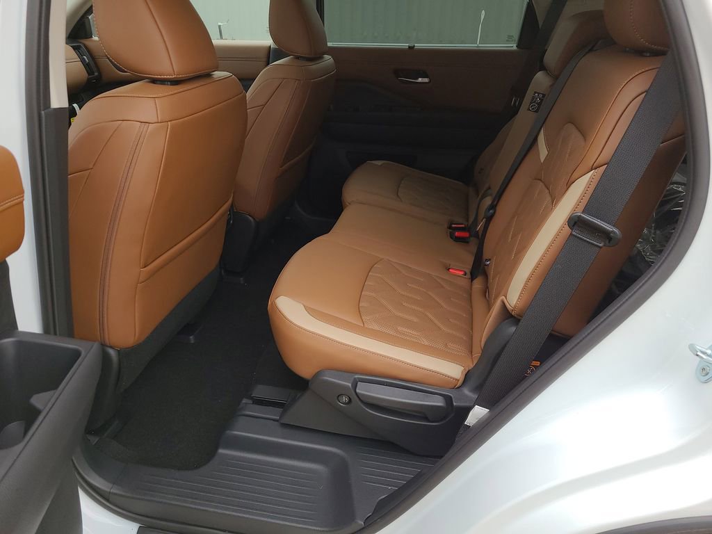 New 2026 Nissan Pathfinder Platinum FWD image 9
