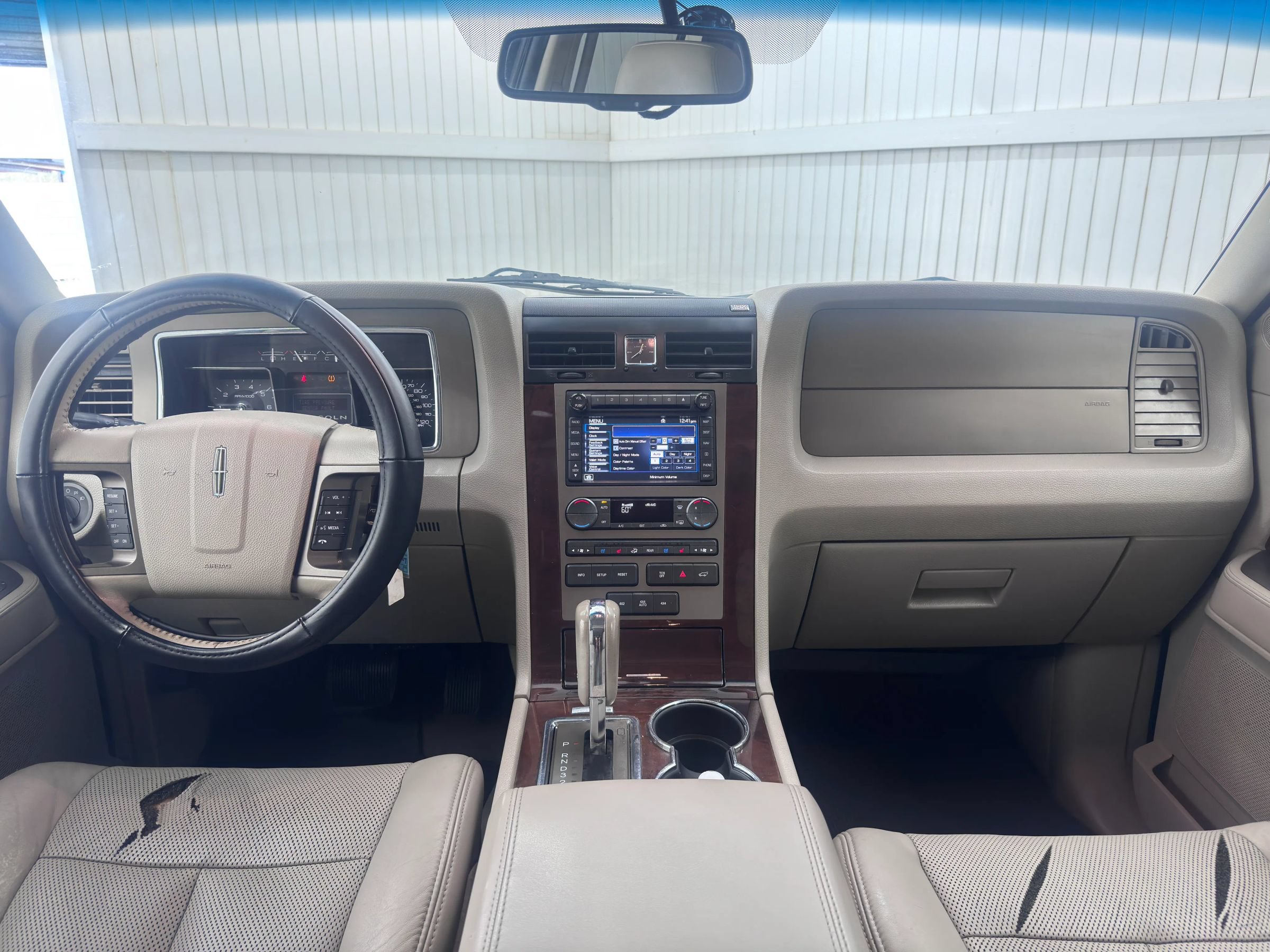 Used 2014 Lincoln Navigator 4WD image 18