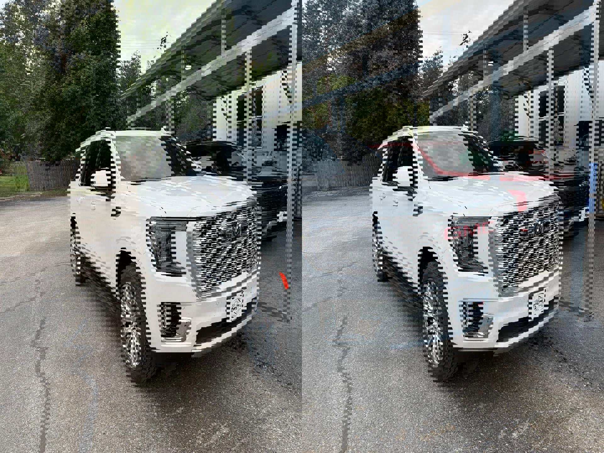 Used 2022 GMC Yukon XL Denali image 1