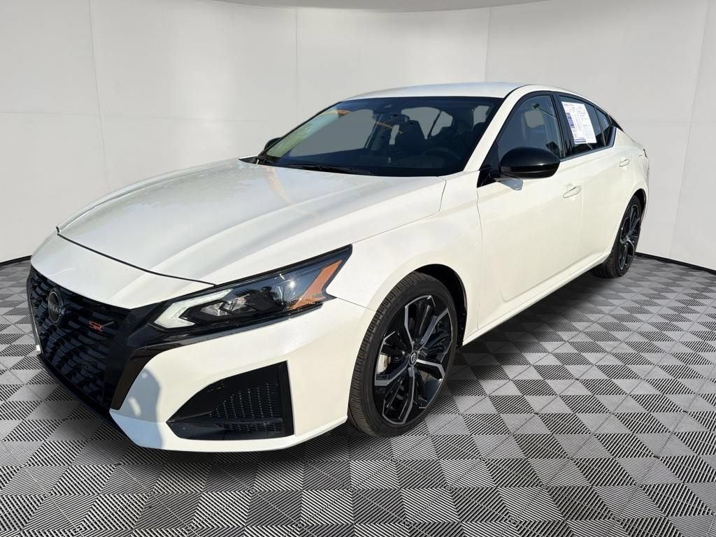 Used 2024 Nissan Altima 2.5 SR FWD image 3
