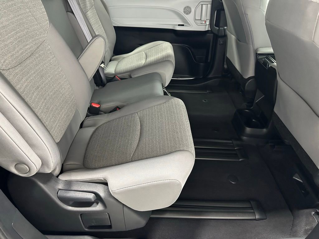 Used 2025 Toyota Sienna LE FWD image 55