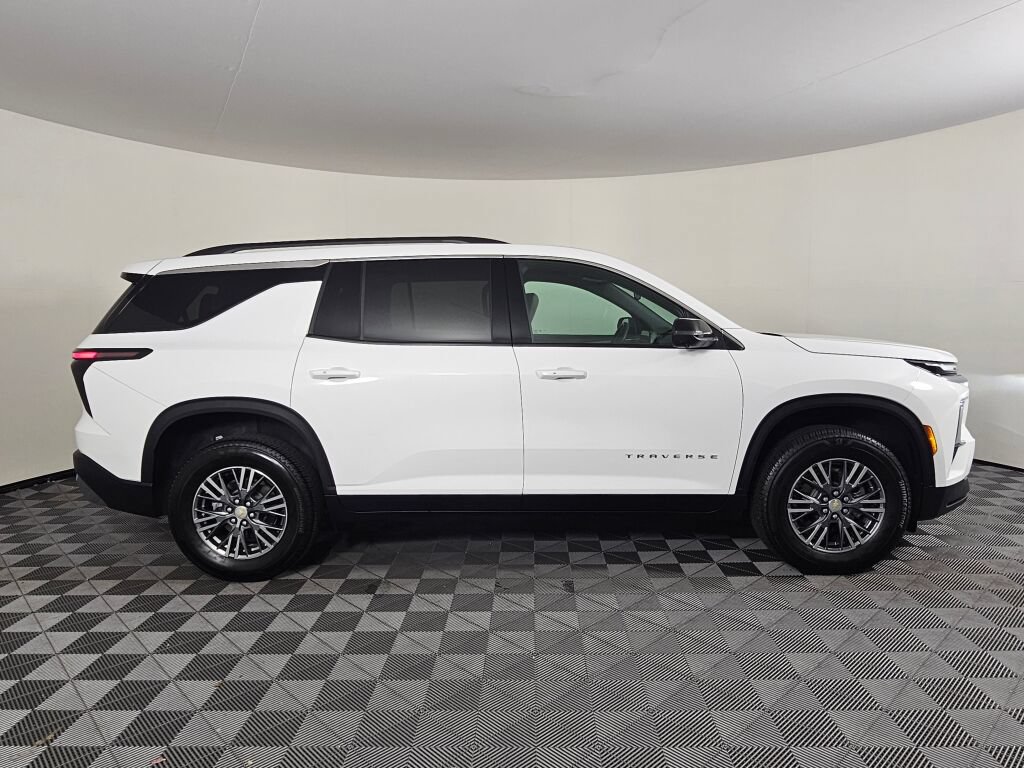 Used 2025 Chevrolet Traverse LT w/ Driver Confidence Package FWD image 2