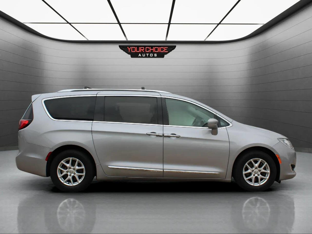 Used 2020 Chrysler Pacifica Touring-L FWD image 6
