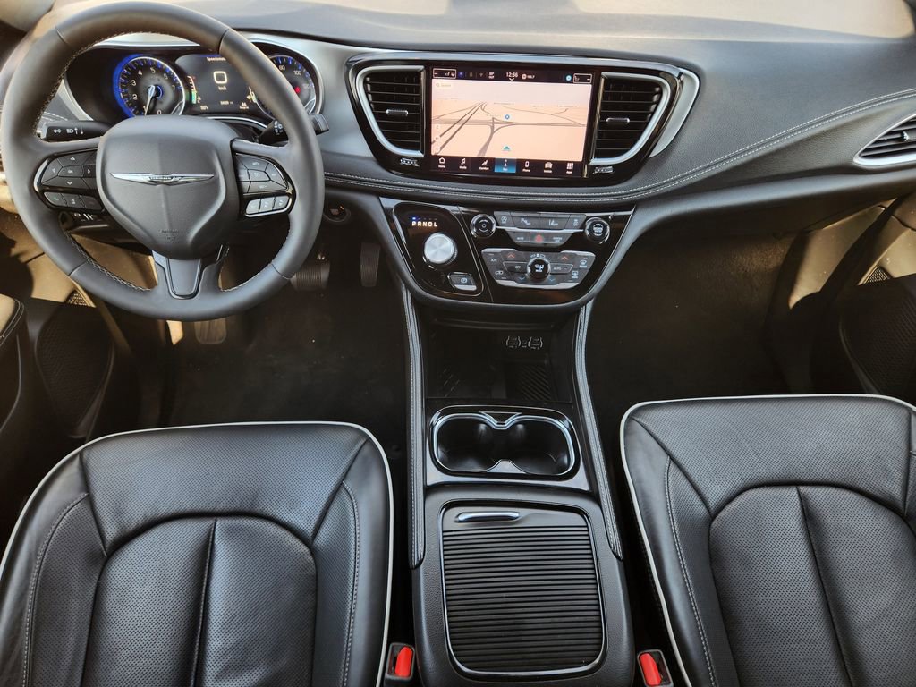 Used 2025 Chrysler Pacifica Limited image 27