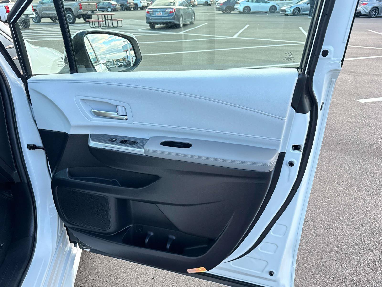 Used 2025 Toyota Sienna XLE FWD image 21