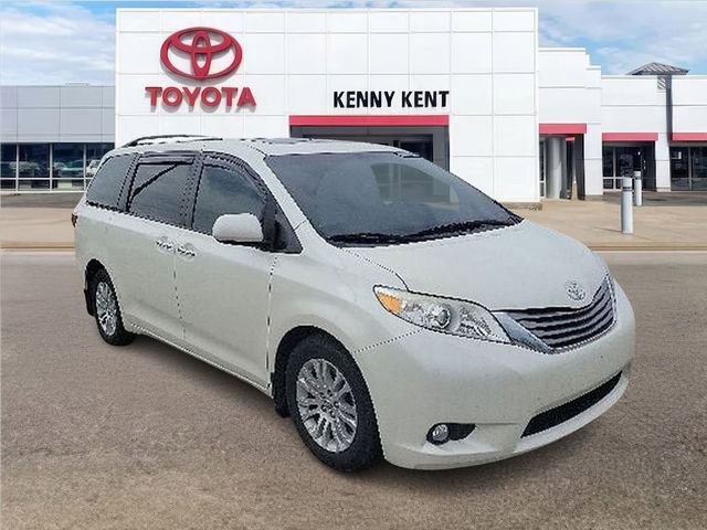 Used 2017 Toyota Sienna XLE w/ XLE Navigation Package FWD image 1