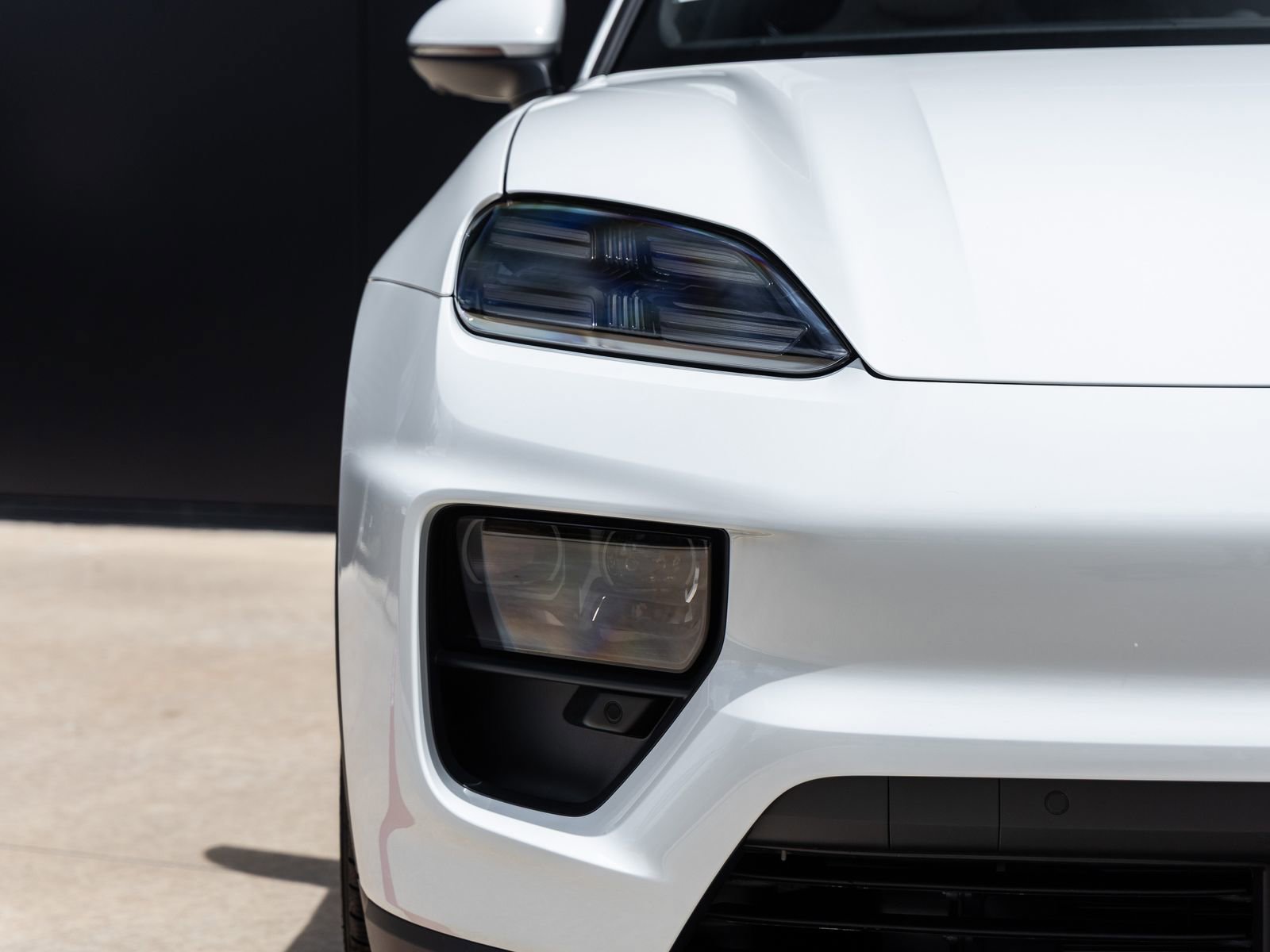 Certified 2025 Porsche Macan Electric image 18