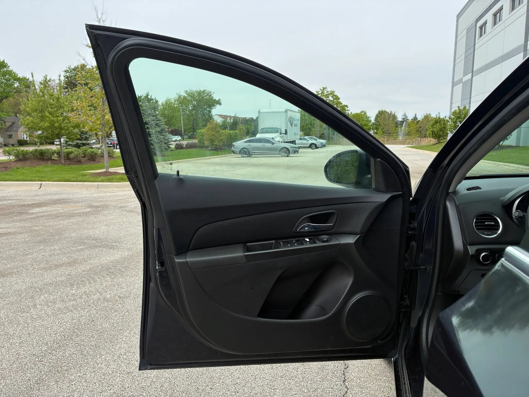 Used 2015 Chevrolet Cruze LT FWD image 11