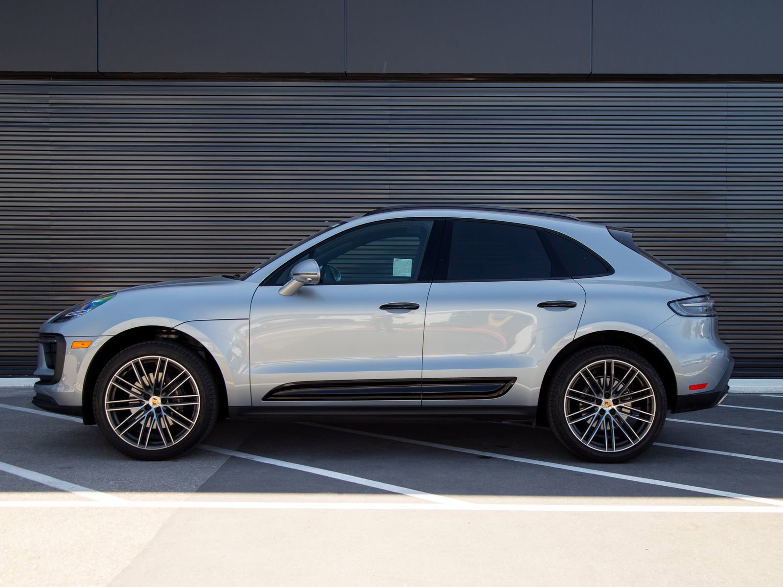 Certified 2025 Porsche Macan AWD/4WD image 2