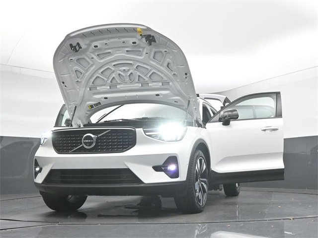 Used 2024 Volvo XC40 B5 Plus image 38