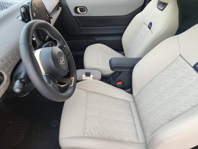 Used 2025 MINI Cooper 2-Door Hardtop FWD image 12