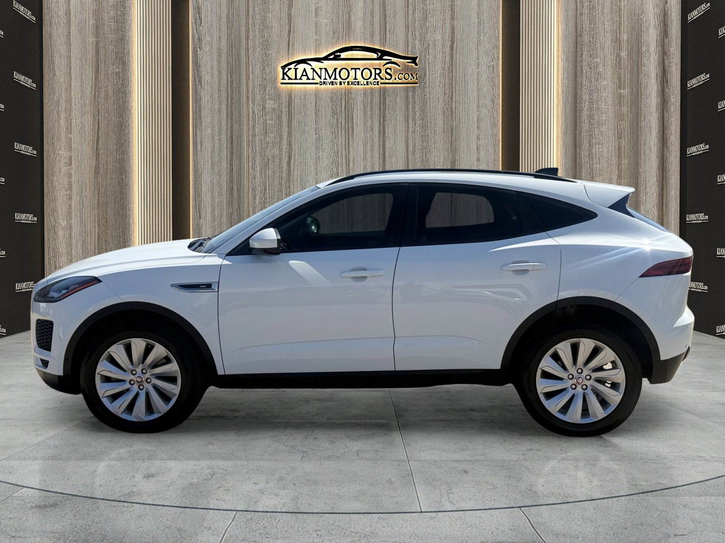 Used 2020 Jaguar E-PACE SE image 4