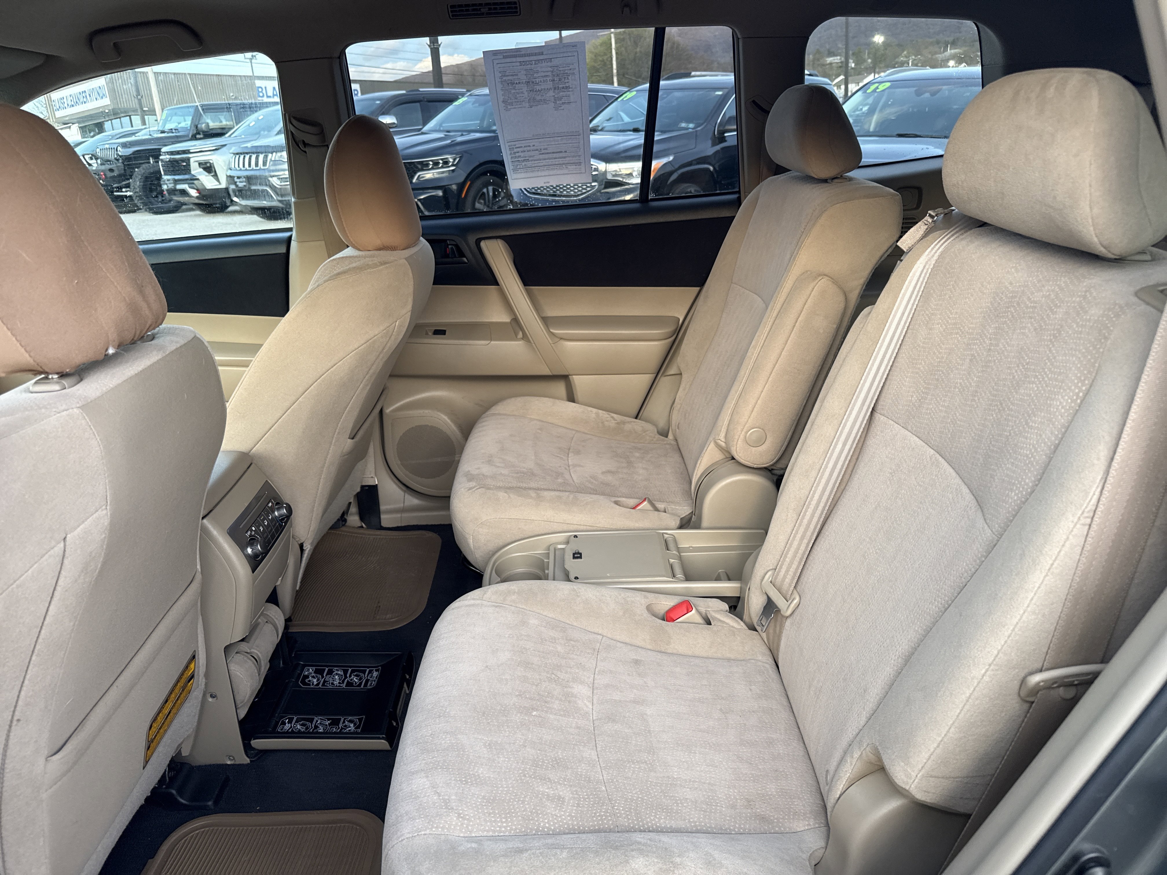 Used 2011 Toyota Highlander SE w/ Tow Pkg image 13