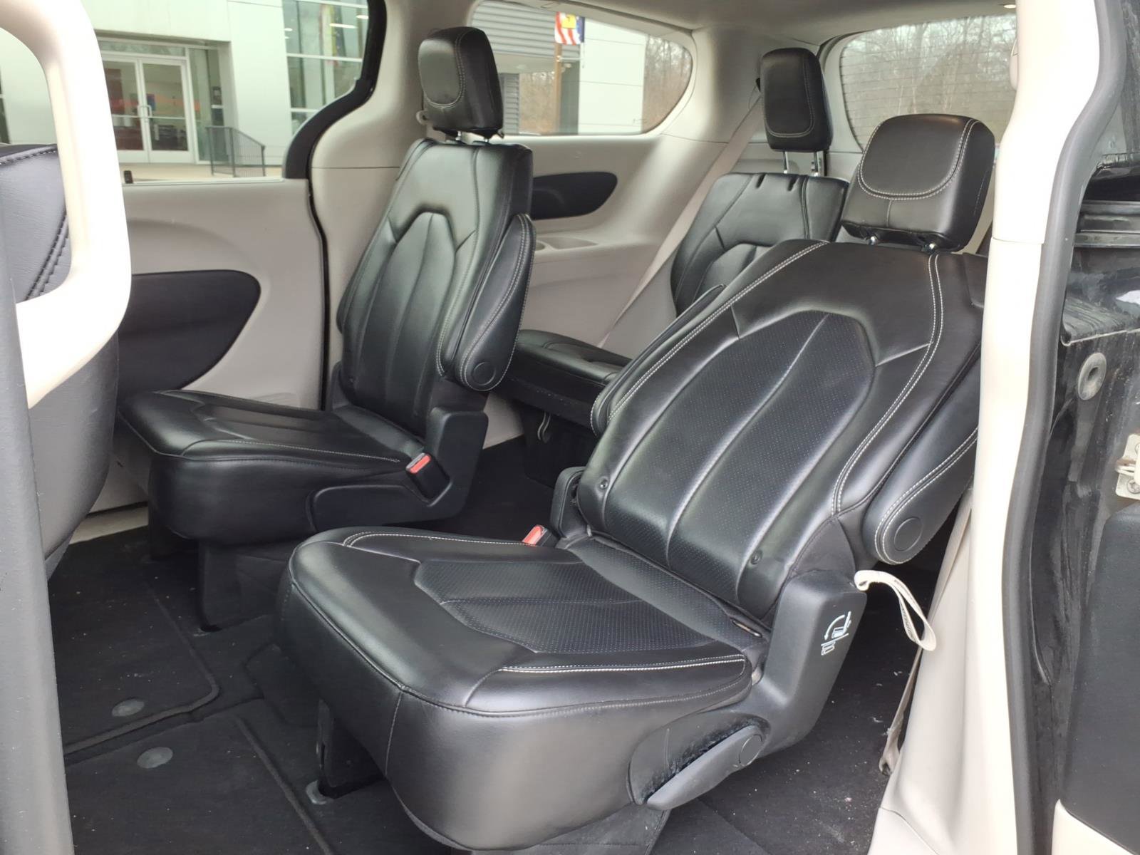 Used 2023 Chrysler Pacifica Touring-L image 12