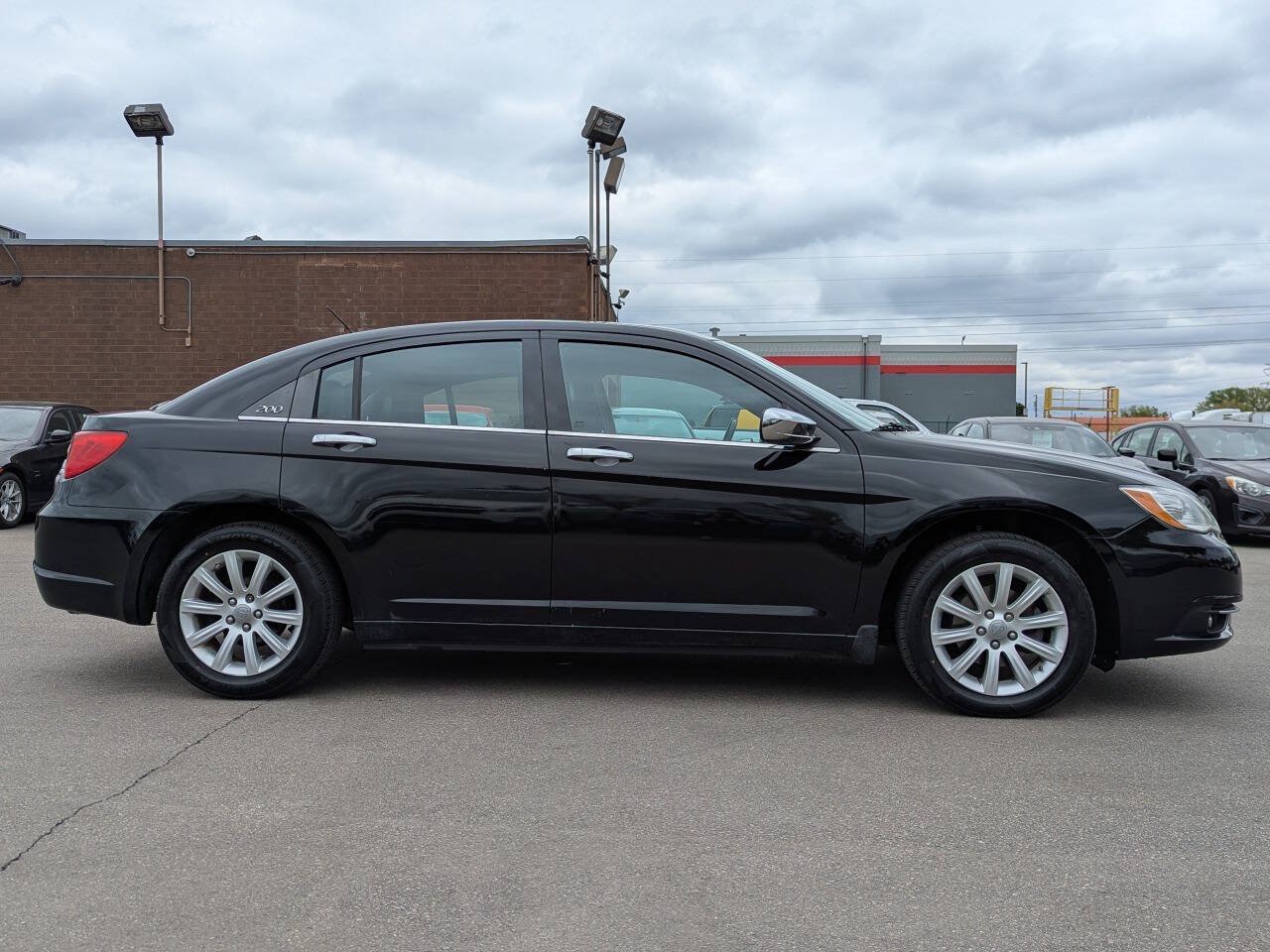 Used 2013 Chrysler 200 Limited FWD image 3