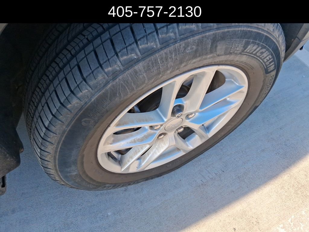 Used 2023 Jeep Grand Cherokee L Laredo w/ Trailer Tow Group (B) image 9