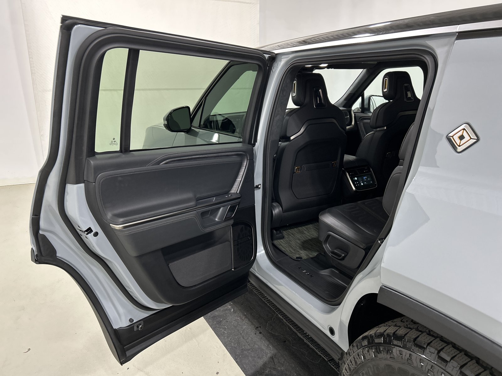 Used 2023 Rivian R1S Adventure AWD/4WD image 17