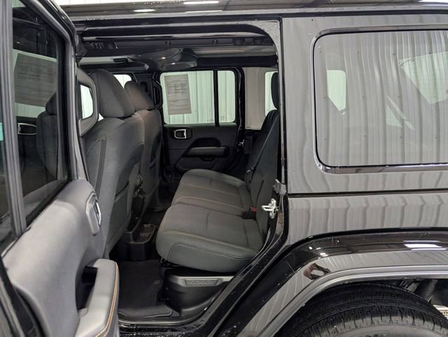 Used 2025 Jeep Wrangler Unlimited Sahara AWD/4WD image 9